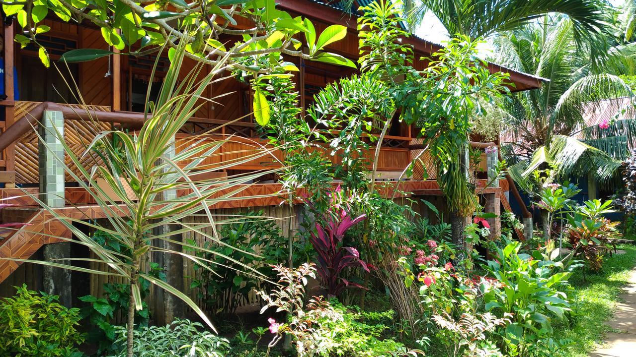 Hotel Panorama Backpackers Bunaken Esterno foto